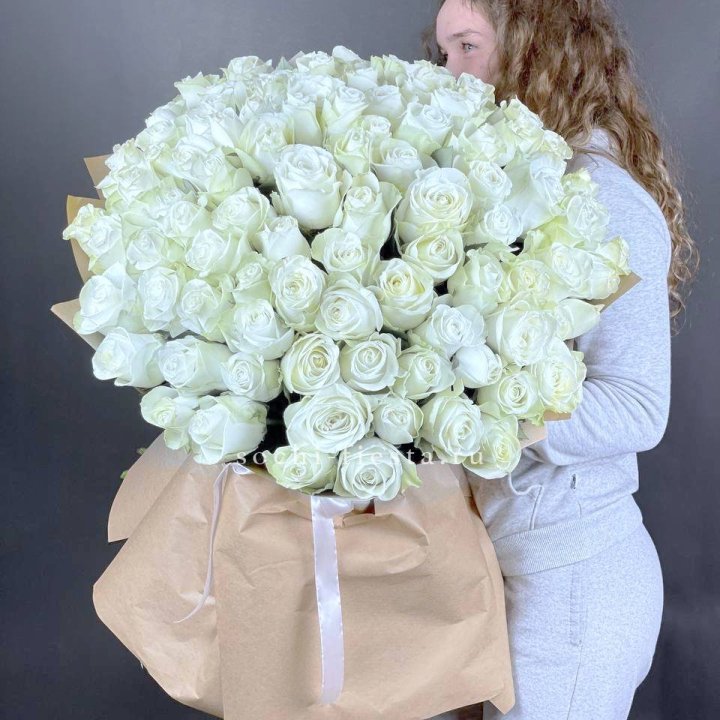 101 белая высокая импортная роза в Мурманске