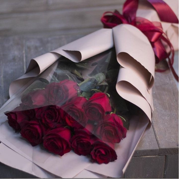 11 голландских роз в оформлении в Мурманске