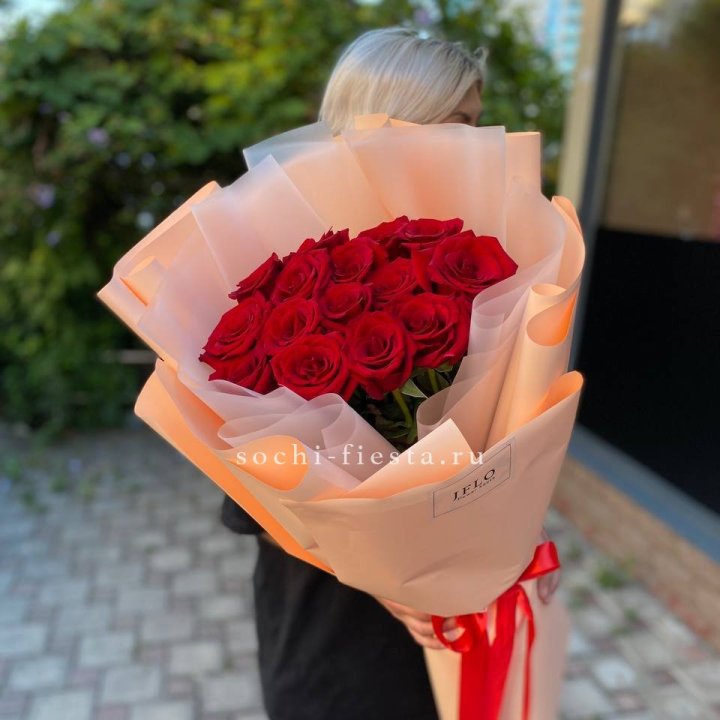 15 голландских роз в оформлении в Мурманске