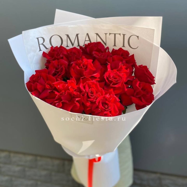 19 высоких роз в оформлении в Мурманске