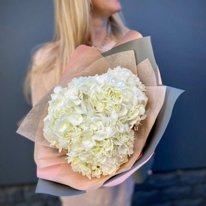 Букет из трёх белых гортензий в Мурманске