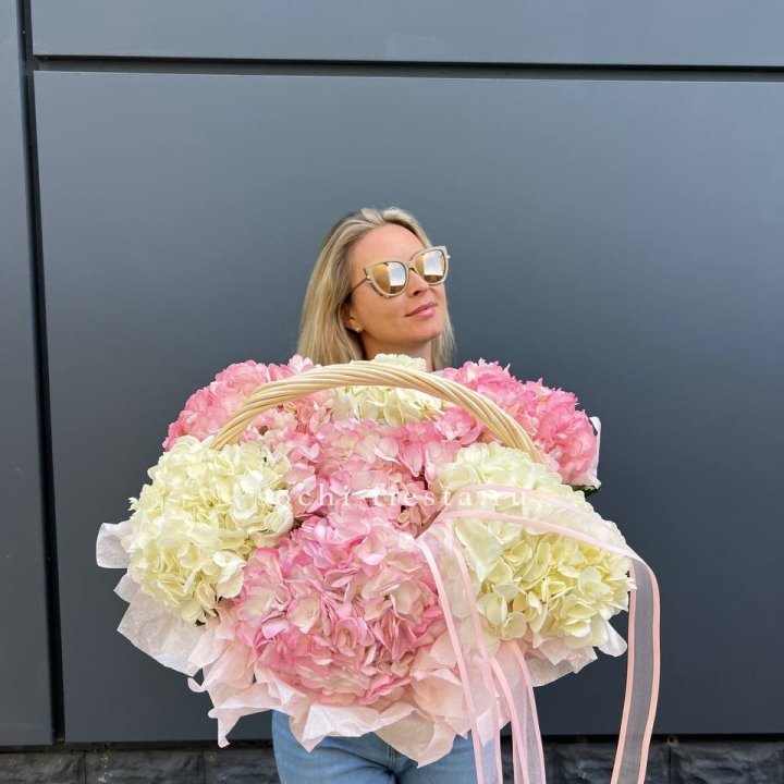 7 гортензий в корзине в Мурманске