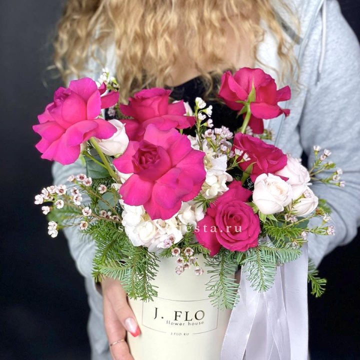 Новогодняя композиция в коробке пинк розе в Мурманске