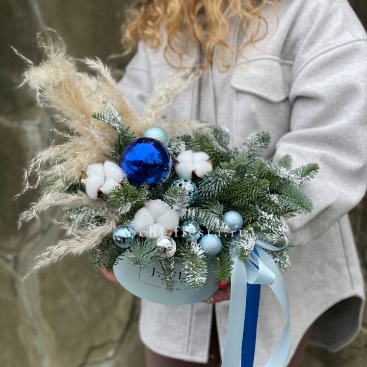 Новогодняя композиция в коробке блю в Мурманске