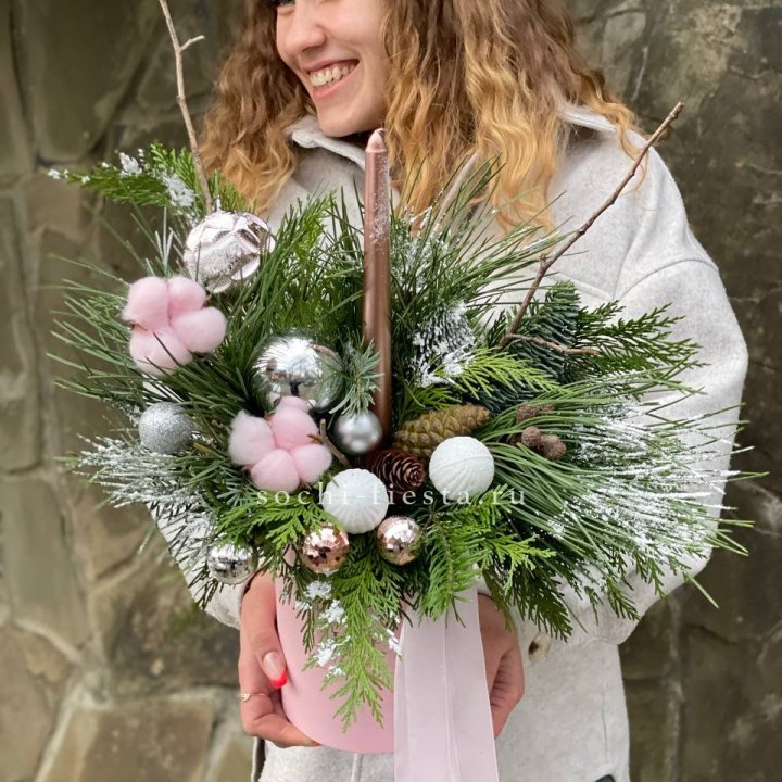 Новогодняя композиция в коробке пинк в Мурманске