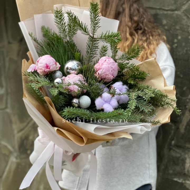 Новогодний букет с пионами  в Мурманске