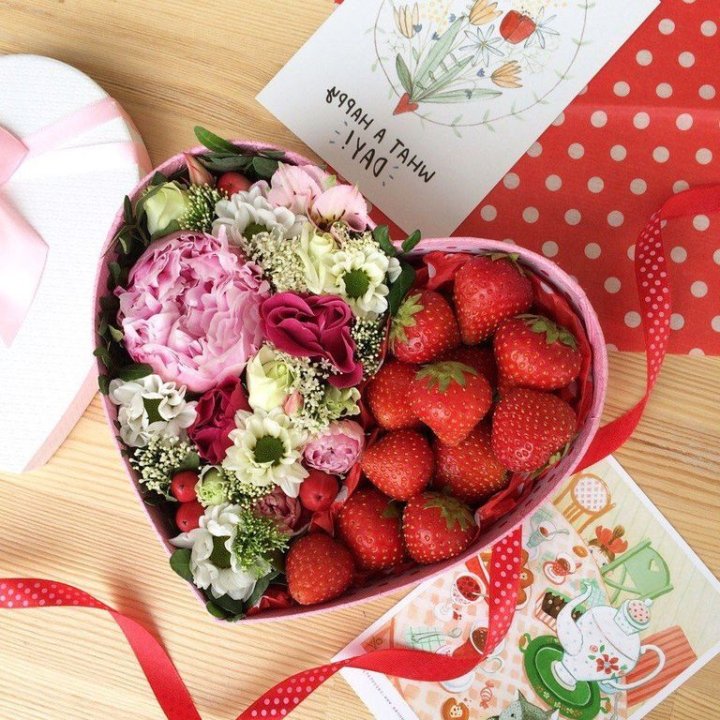 Бокс с клубникой и цветами в Мурманске