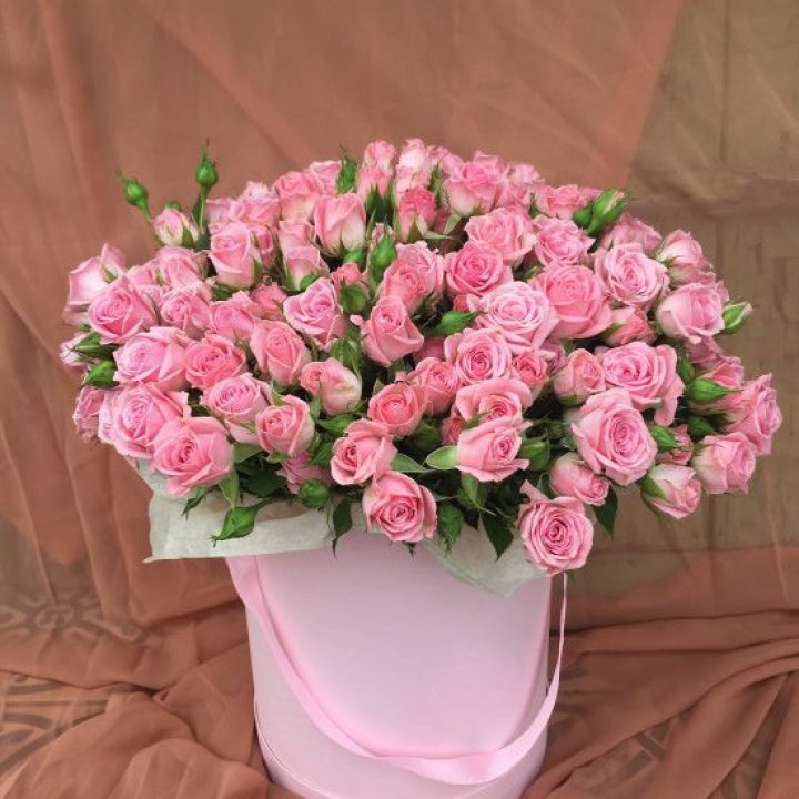 Кустовые розы в коробке в Мурманске