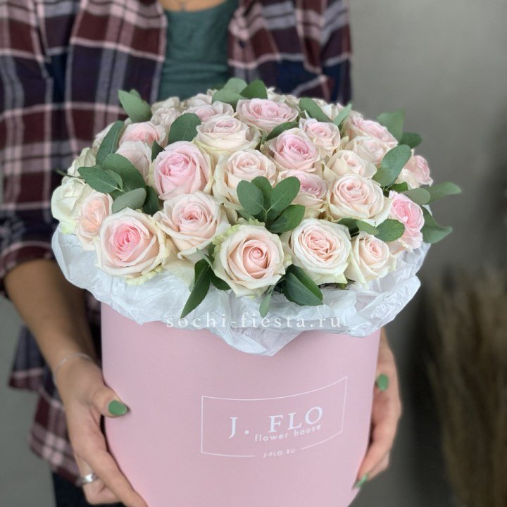 35 розовых роз в цилиндре в Мурманске