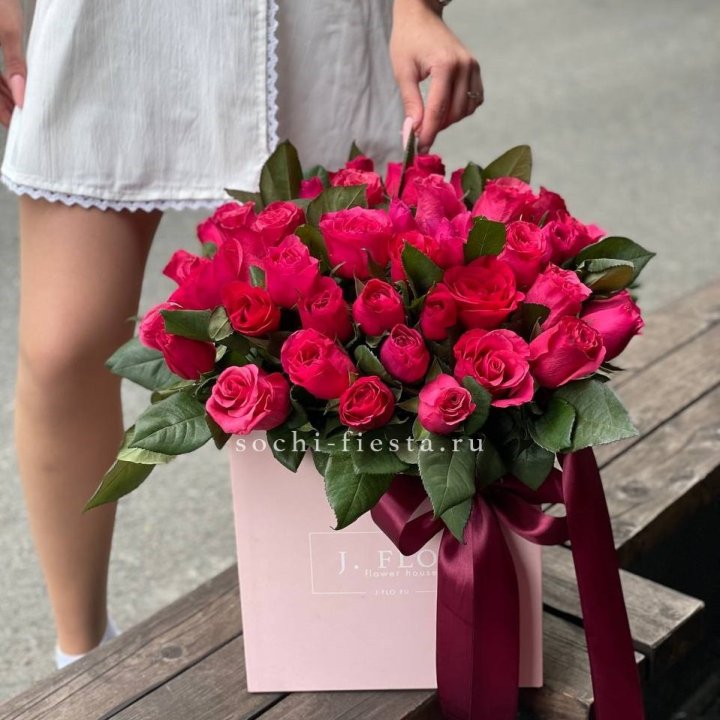 55 алых роз в кубе в Мурманске