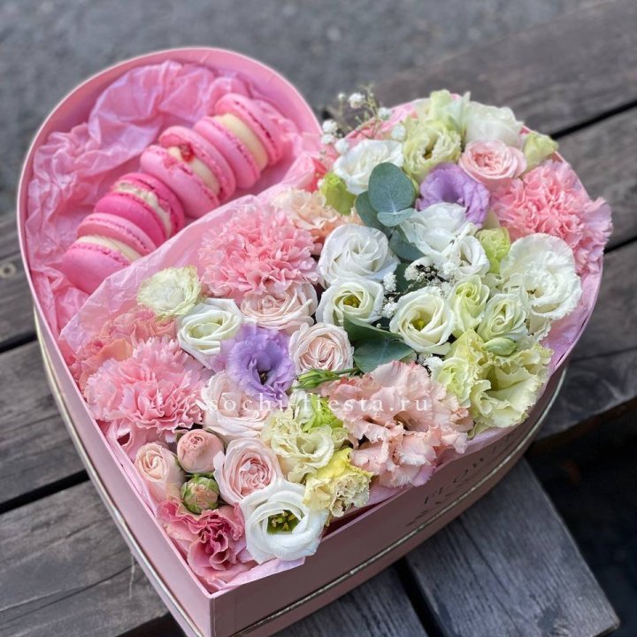 Бокс-сердце с макарон "Пинк" в Мурманске