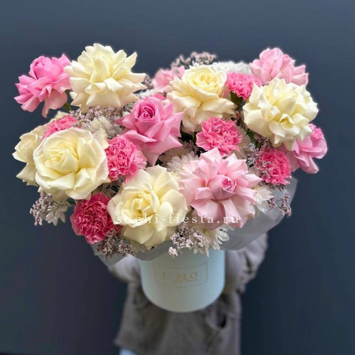 Коробка французских роз и диантусов "Бони" в Мурманске