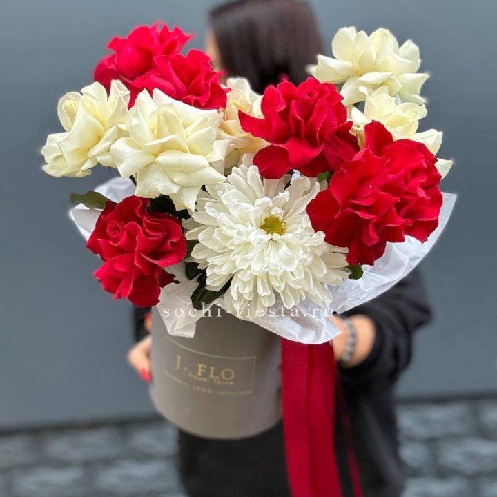 Французские розы с хризантемой в боксе в Мурманске