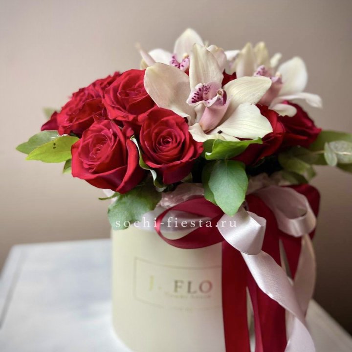 Розы и орхидеи в боксе в Мурманске