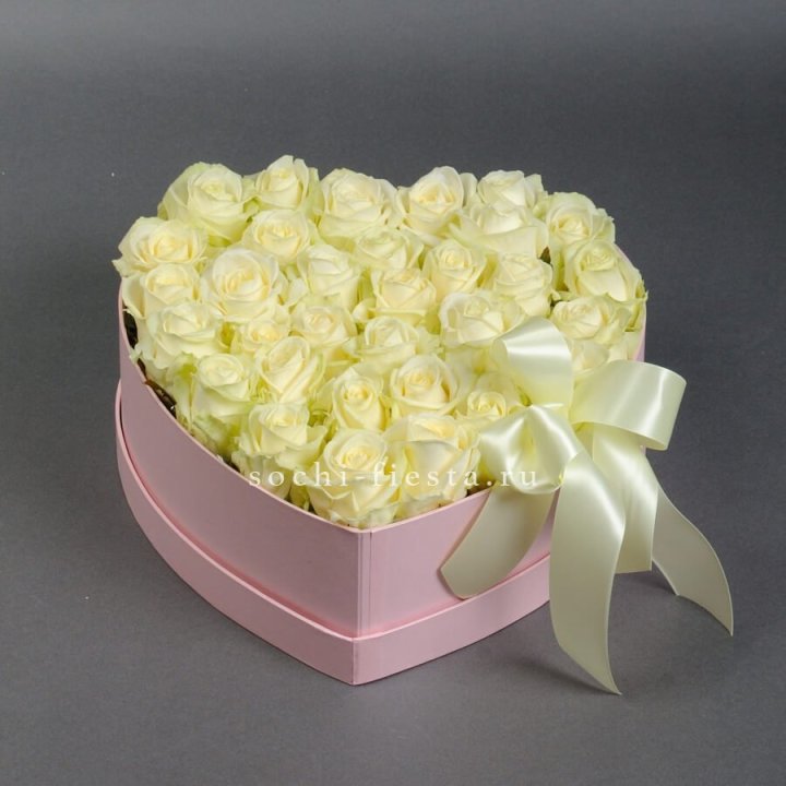 35 белых роз в коробке "Сердце" в Мурманске