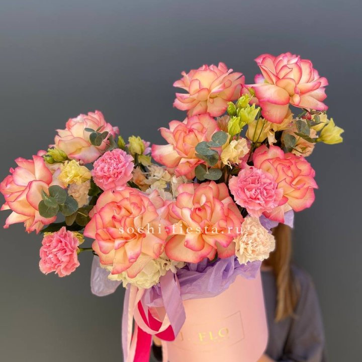 Бокс нежный с розами в Мурманске