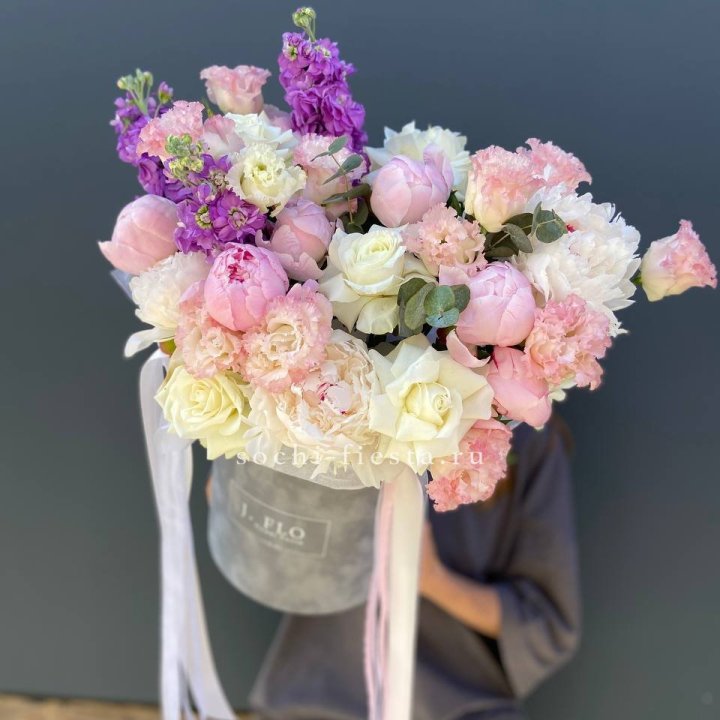 Дизайнерский цилиндр с пионами "Ривьера" в Мурманске