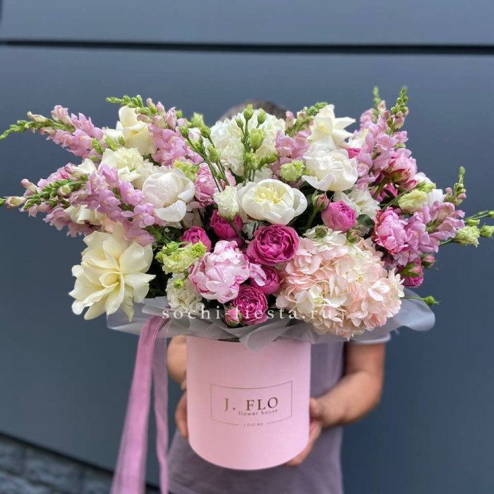 Дизайнерский цилиндр с пионами "Саманта" в Мурманске