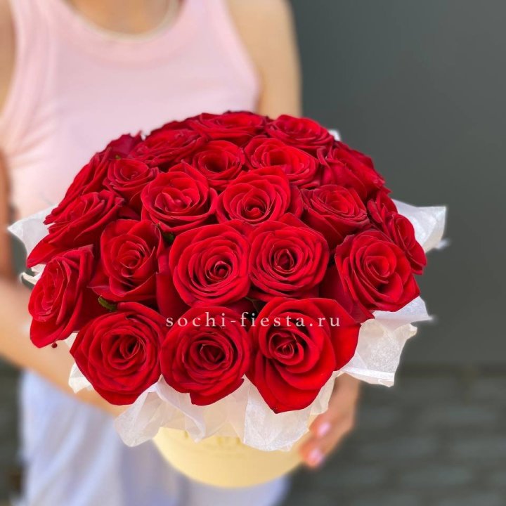 Красные розы в цилиндре в Мурманске