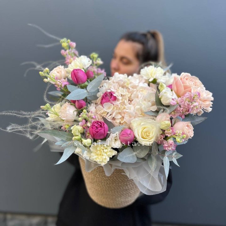 Цветочная композиция в джутовом боксе  в Мурманске