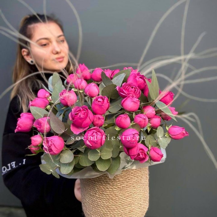 Пионовидные розы Мисти Бабблс в джутовом кашпо в Мурманске