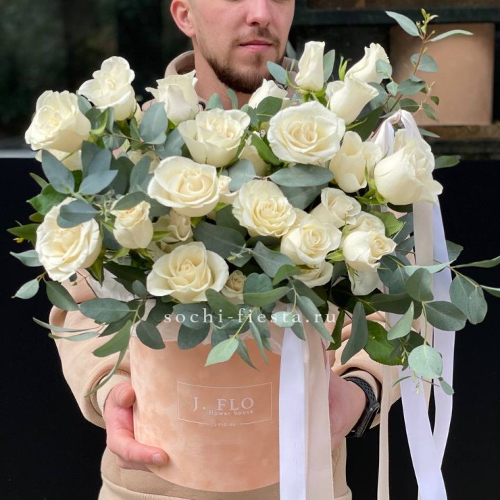 41 белая роз в бархатном боксе в Мурманске