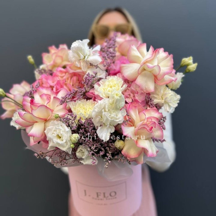 Цветочная композиция "Глория" в боксе в Мурманске