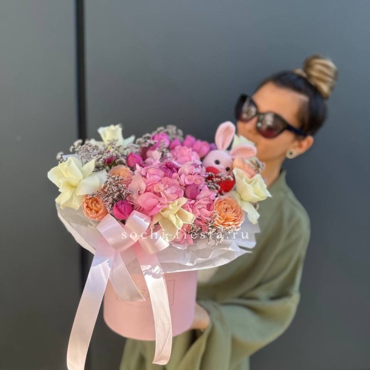 Дизайнерский цилиндр с игрушкой "Лола" в Мурманске