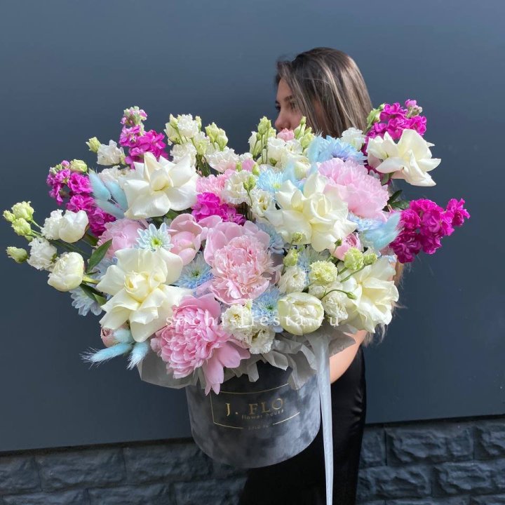 Дизайнерский цилиндр "Пионы гарден" в Мурманске