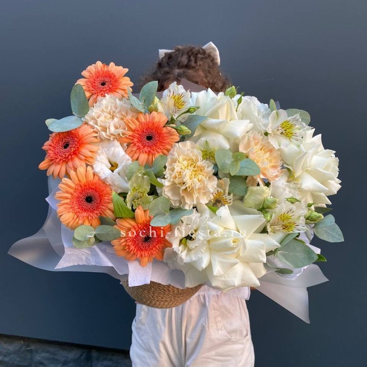 Розы и герберы в джутовом кашпо "Георгино" в Мурманске