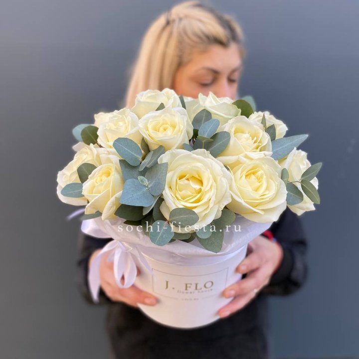 15 белых роз в боксе в Мурманске