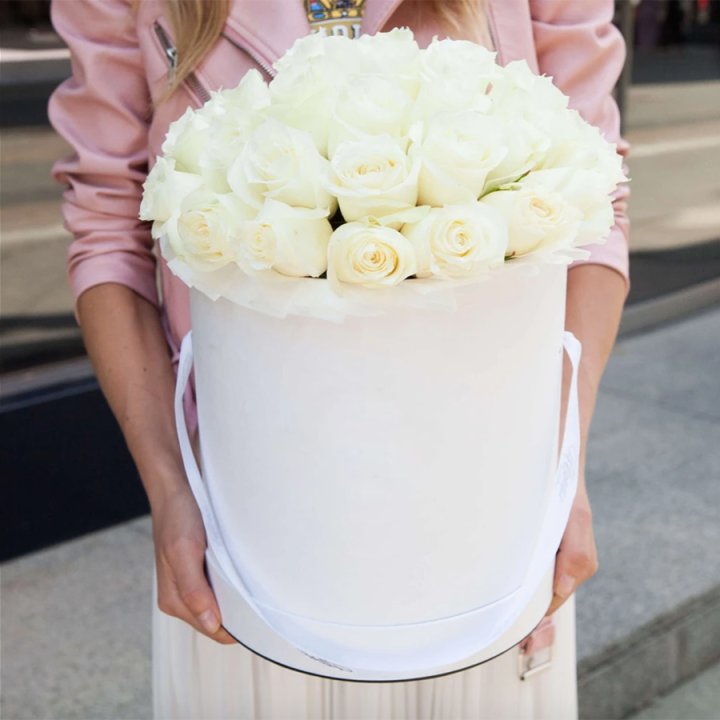 35 белых роз в цилиндре в Мурманске