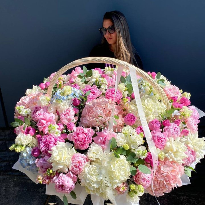 Цветочная корзина из пионов и пионовидных роз "Перфекте" в Мурманске