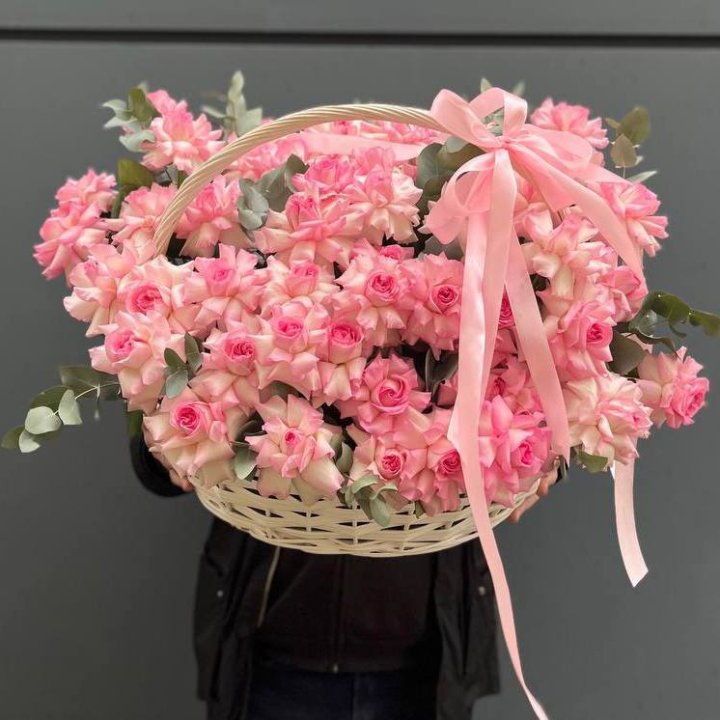 51 розовая роза в корзине в Мурманске