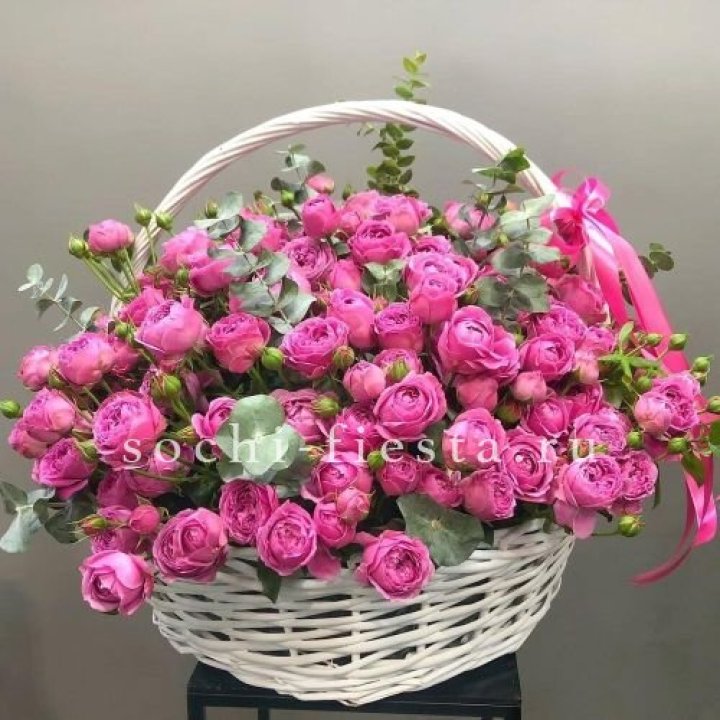 65 пионовидных кустовых роз в корзине в Мурманске