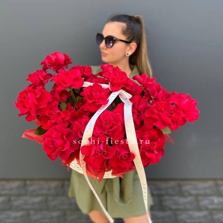 Красные французские розы в корзине в Мурманске