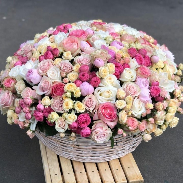 Цветочная корзина из пионов и пионовидных роз "Юниверсити" в Мурманске
