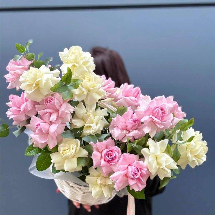 25 Французских роз в корзине в Мурманске