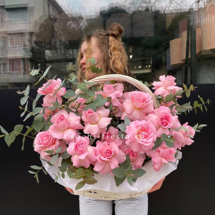 25 роз в цветочной корзине  в Мурманске