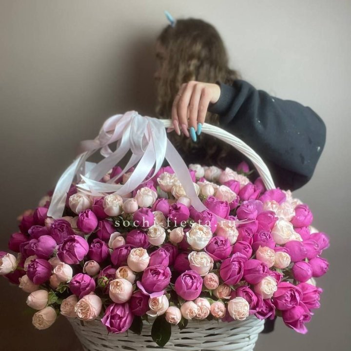 Премиум корзина пионовидных кустовых роз в Мурманске