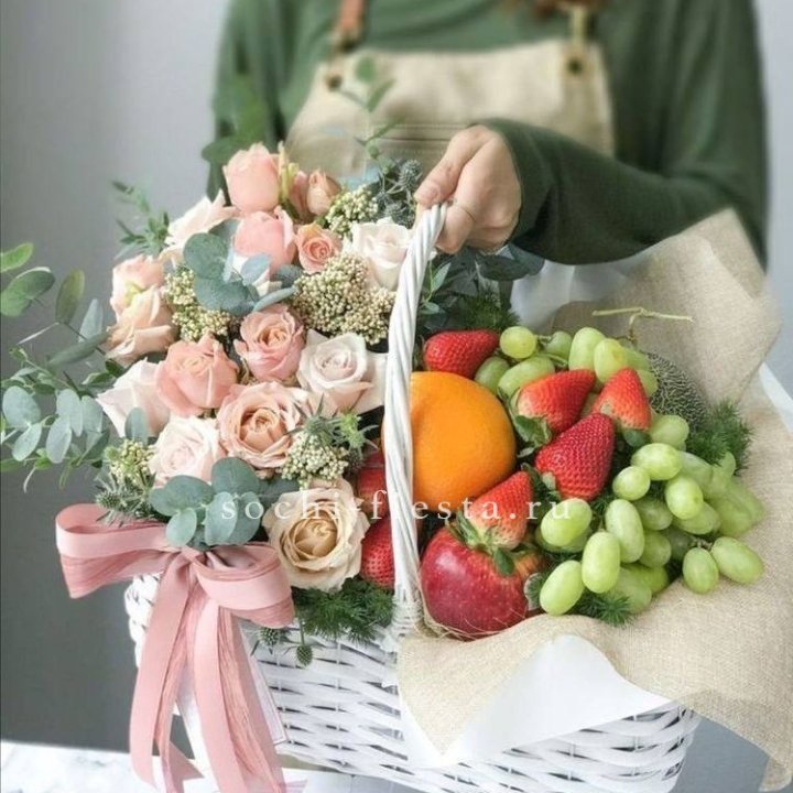 Фруктовая корзина c цветами в Мурманске