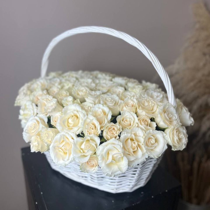 101 белая роза в корзине в Мурманске