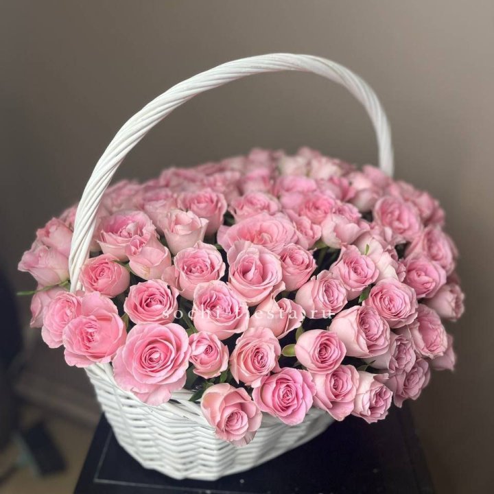 101 розовая роза в корзине в Мурманске