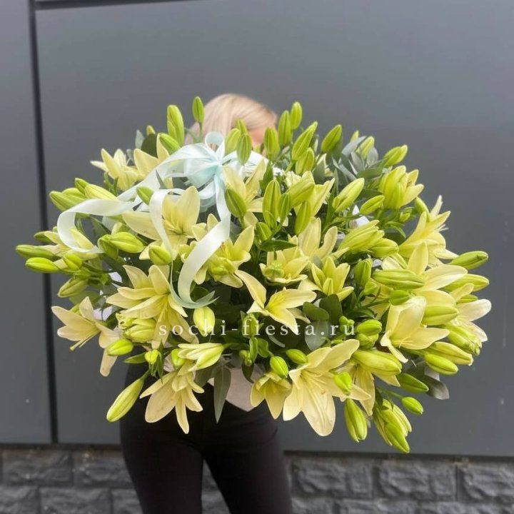 Лилии в корзине в Мурманске
