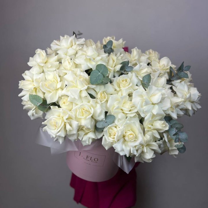 37 белых роз в боксе в Мурманске