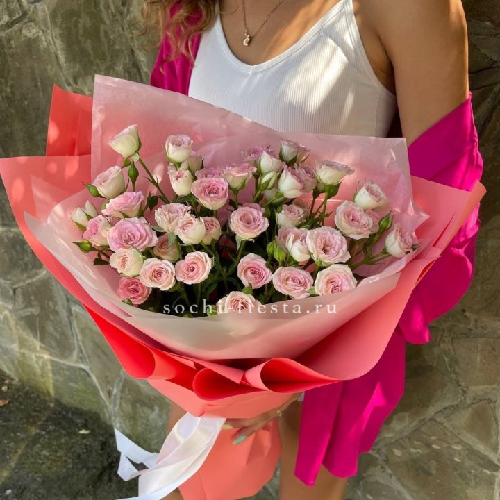 Розовые кустовые розы в Мурманске