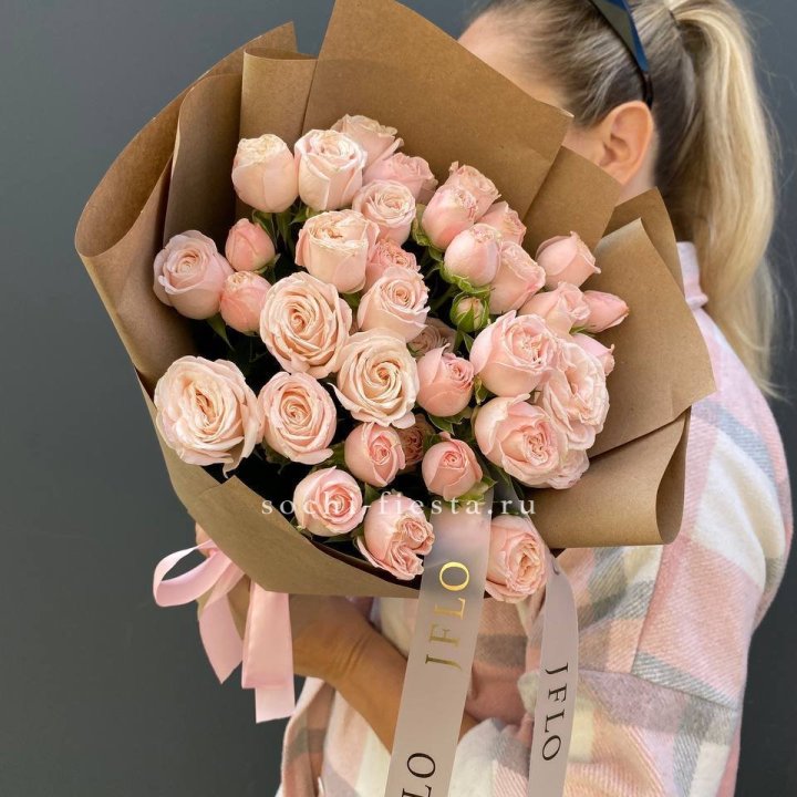 Кустовые розы Бомбастик в крафте в Мурманске