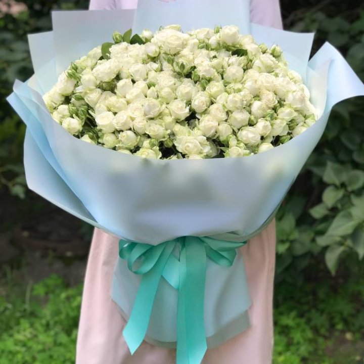 51 белая кустовая роза в Мурманске