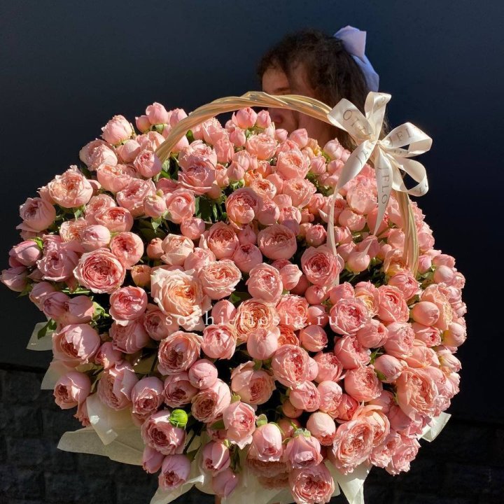Корзина из пионовидных роз в Мурманске