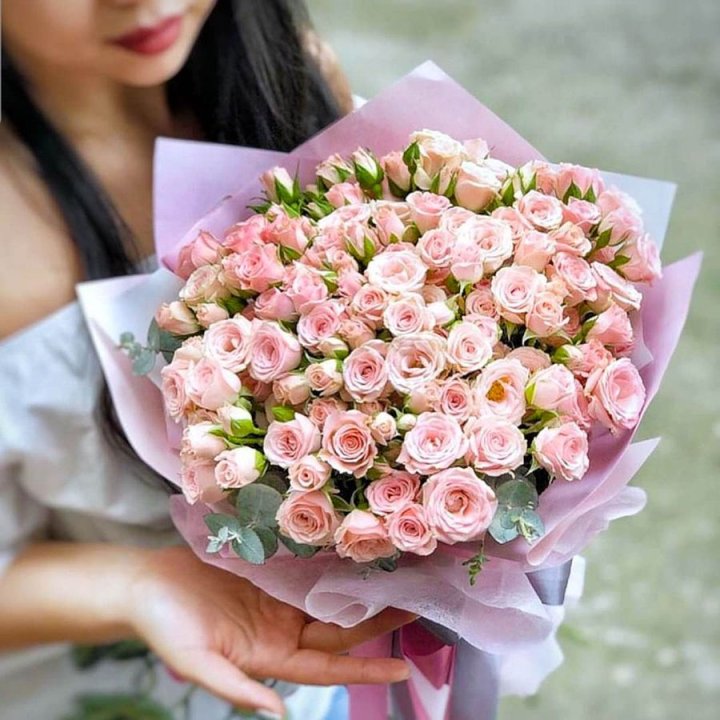 Кустовые розы с эвкалиптом в Мурманске